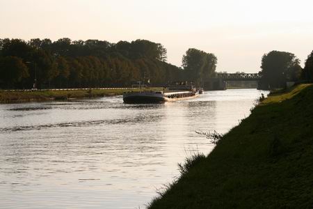 Resize_of_kanaal_in_tegenlicht_2_18 Resize_of_kanaal_in_tegenlicht_2_18