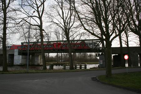 Resize_of_spoorbrug_met_arrivatrein