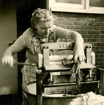 Resize of MoeBlaauw met wringer 1960
