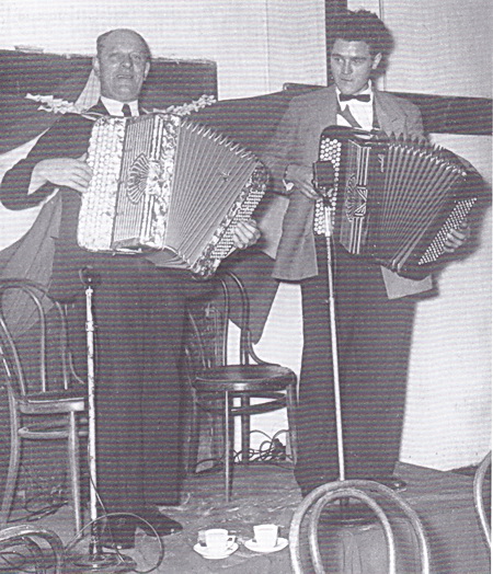 vader en zoon Kuipers op de accordeon