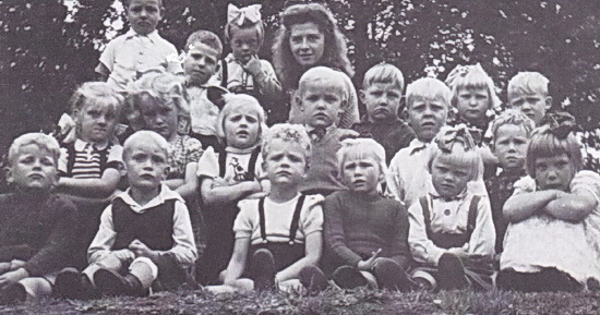 Kleuterschoolfoto uit 1948 met kleuterjuf Heikens en helemaal links vooraan Hemmo Blaauw