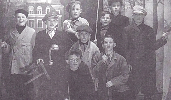 Foto toneelluk O.L.S. Midwolda 1953 met tweede van links, met pet en melkkrukje: Hemmo Blaauw