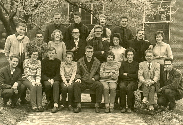 Foto kweekschoolklas voor het oude gebouw aan de Engelselaan in Winschoten, plm.1963? Middelste rij, helemaal links, met gebreide das, Hemmo Blaauw. (In het midden leraar ds.Rawie, de vader van poëet Jean-Pierre)