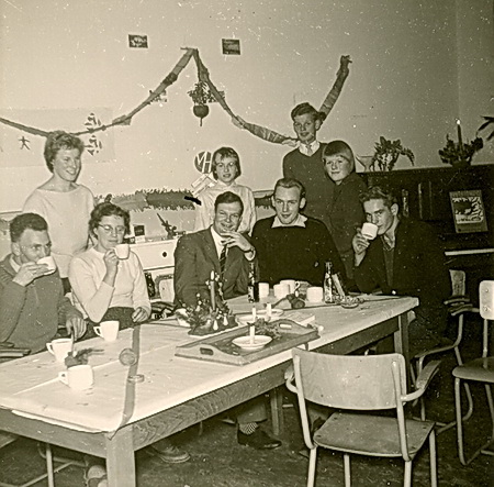 Eerder gepubliceerde foto in de 'grote zaal' van de Esbörg, waar destijds de bijeenkomsten van de Vereniging ULO Scheemda werden gehouden. Op de foto links achter de tafel het echtpaar Van Gerven, de voorgangers van de familie Kuipers. Verder op de foto Jantje Oosting, Tineke Alles, Hemmo Kuiper, Dina Arbeider, Harm Maathuis en staande achteraan, JanB. We vormden samen het VUS-bestuur en overlegden met vader en moeder Van Gerven.