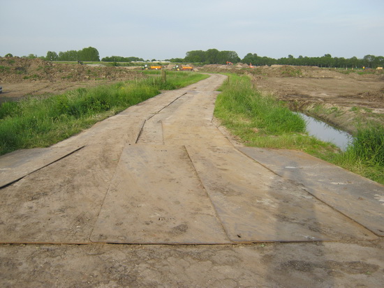 Het westelijke deel van de oude Mokkenburgweg, dat al officieel uit de wegenlegger is gehaald, niet meer bestaat, gaat ook daadwerkelijk verdwijnen. Beeld van deze weg vanaf de Datemaboerderij.