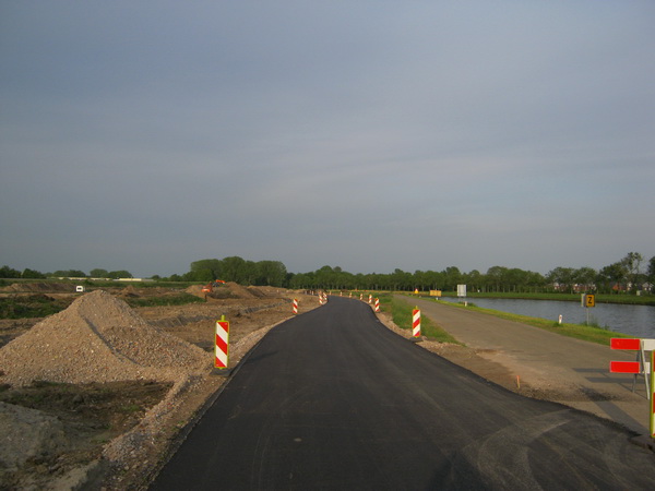 De nieuwe, geasfalteerde kanaalweg in sfeervol avondlicht! Van west naar oost, ópen! Het oude tracé is inmiddels afgesloten.