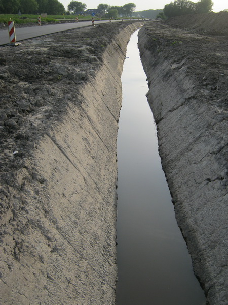 De nieuwe afwateringssloot aan de zuidkant van het perceel. De kavel wordt verder niet meer doorsneden door sloten of kanaaltjes. Ook het oude deel van de Schipsloot is weggewerkt. (Voor de goede orde: Alleen aan deze kant van het spoor....)