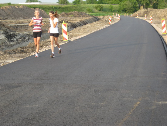 Zo'n nieuwe weg stimuleert ook hardlopers! Netjes aan de kant, veilig gevoel....