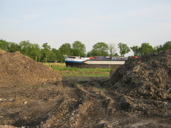 Scheepvaartdrukte, zichtbaar tussen twee weg te werken bulten...