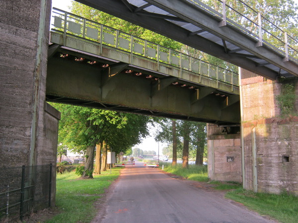 De oude spoorbrug die dateert van het begin der dertiger jaren. Als de bochtverruiming klaar is, komt de spoorbrug aan de beurt. Is het misschien al wel 2015....