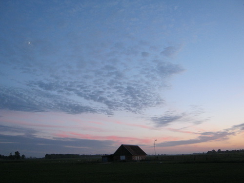 Dezelfde paardenschuur, iets ander camerastandpunt...