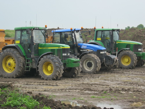 De tractoren staan keurig in weekendformatie. Maandag 24 juni wordt er weer gas gegeven, brommen en brullen de motoren....