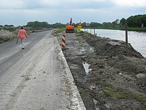Nieuw en oud en kanaalwater naast elkaar. De oude kanaalweg maakt het niet lang meer...