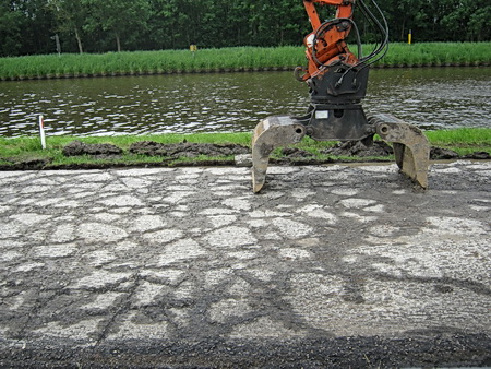 De bovenste slijtlaag al verwijderd? Daaronder het plaveisel al in fraaie stukken verdeeld....