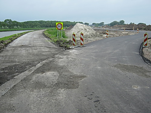 Vanaf de spoorbrug: Links de oude weg, rechts het nieuwe tracé