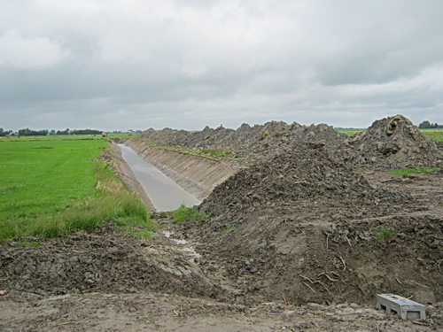 Er is een kersverse afwateringssloot gegraven.  (Is er een deel van de Oude Riet opgeofferd?)