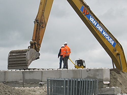 Mooi beeld van de werkzaamheden, zo'n kraanmachinist is toch een ware, uitvoerende kunstenaar!