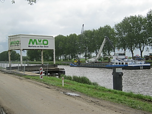 De situatie in het kanaal met links de nieuwe aanlegsteiger en rechts het 'graafschip'....