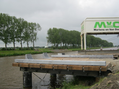 De nieuwe aanlegsteiger vanaf de oostkant, degelijk geconstrueerd.