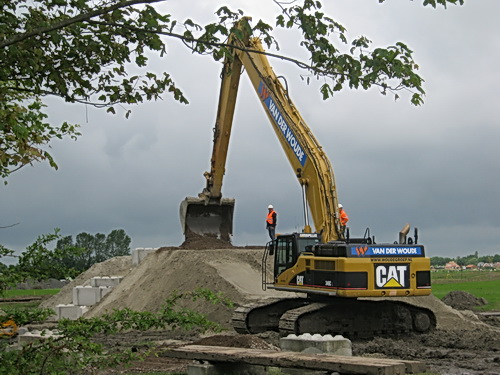 Naar huis, de regen nadert... Nou vooruit, een allerlaatste van de kraan + de hesjes....