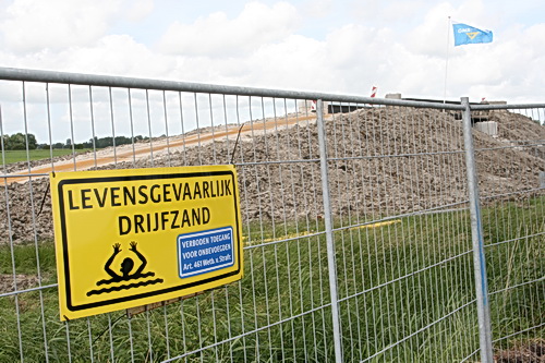 Oei, dat liegt er niet om! Waarschuwing tegen drijfzand! Dat drijfzand ligt er zo te zien nog niet, maar je kunt niet voorzichtig genoeg zijn....