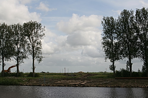 Hier zal dan toch wel de nieuwe hoge brug komen... Waarom anders de bomen gekapt? Komt de brug scheef over het kanaal? (Vraag van een mededorpsbewoner ter plekke)