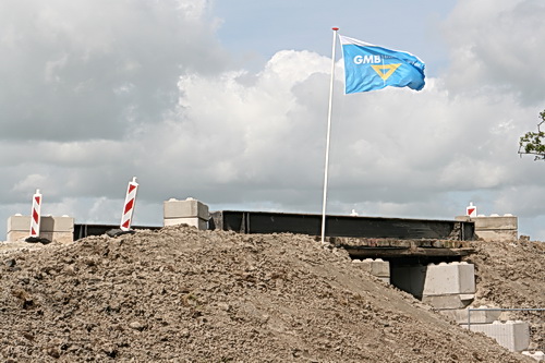 Hier is in ieder geval de GMB-vlag gehesen, waarschijnlijk donderdagmorgen jl. Bovenop de fietstunnel met daaronder een geasfalteerd fietspad. Nou ja, paadje....