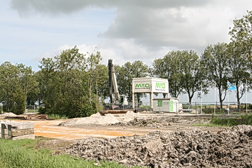 Blik gericht op een van de werkplekken van de firma Martens & Van Oord uit Oosterhout (Gelderland of Brabant?)