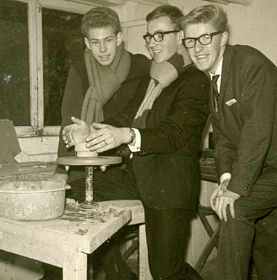 Waarschijnlijk ook al eens eerder getoond. Een drietal kameraden onder in de handenarbeidkelder van de Esbörg. Achter de draaischijf. (Maar hier was het 'doen alsof'....) Links Rikus Niewold, midden Jakob Stijkel, rechts Koert Schröder.