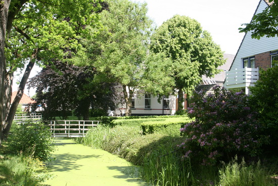 Langestraat Zuid met gracht en rechts achteraan de Sicke Benninghestede