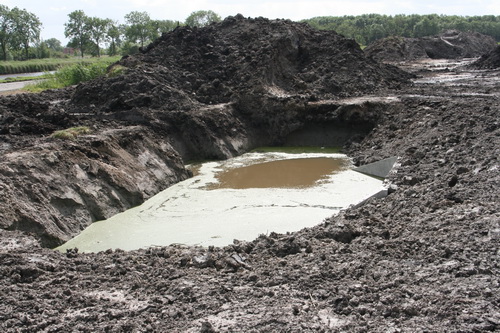 Het kroosgat dat ik eerder liet zien, is al aardig gegroeid. Hier komt straks het kanaalwater aan toe, de duiker ligt er.