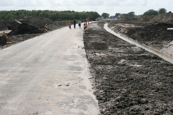 De nieuwe weg van oost naar west, van spoorbrug richting Datemahoeve. Prachtig traject voor wandelaars en skaters, al rijden er al heel wat auto's ondanks het inrijverbod.....