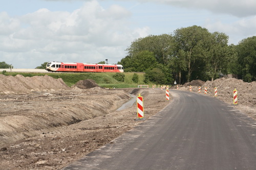 De nieuwe weg richting de spoorbrug. Dat laatste stuk wordt dus opnieuw aangepast, als de nieuwe spoorbrug wordt gerealiseerd. Goed voor de werkgelegenheid!