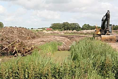 Het Datemagebied oogt nog steeds onoverzichtelijk, al wordt er gestaag doorgeploeterd. De oude weg richting spoordijk, deel van de Mokkenburgweg, is van zijn wegdek 'verlost'. Nog even en "foetsie"....
