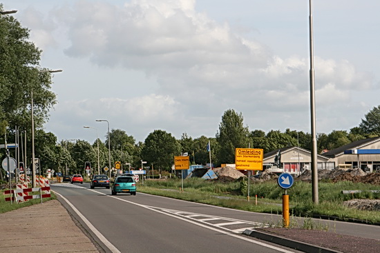 Terug bij de N355, waar een groot aantal verkeerstekens aangeeft dat er een "ongewone" verkeerssituatie is ontstaan. Werk aan de weg, langs de weg, onder de weg, onderweg.....