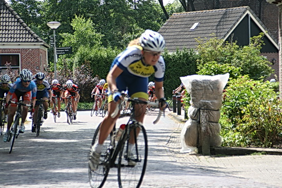 Als de rijdsters zijn 'weggeschoten' , woordenrijk aangemoedigd door speaker/spraakwaterval Hofman, ontspint zich meteen een felle strijd. Een van de zusjes De Jong uit Ubbena neemt meteen vele meters......