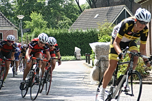 Rechts op de voorgrond een jong talent van de formatie Bike4Air, de ploeg die ook staat afgebeeld op het ronde-affiche. Of is dit Fianne Stenveld? Uit Garnwerd?