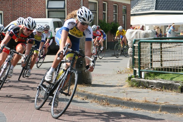 Kijk, een van de zusjes De Jong trekt er stevig aan! Liena of Willeke? IK hou ze niet uit elkaar, zonder rugnummers....