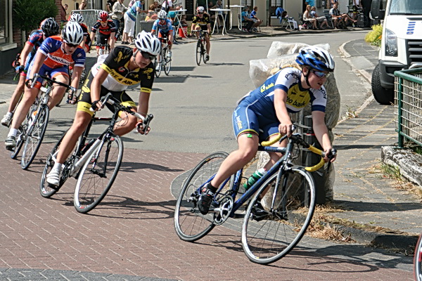 Kijk eens hoe zo'n bocht wordt genomen..... Dat vind je dus niet alleen op de TT-baan..... 