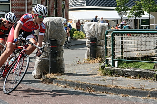 Nog zo'n mooi plaatje, met op de achtergrond het catering-centrum onder supervisie van ex-kroegbaas Frans van der Veen. Dichtbij start en finish, met een heuse VIP-bank aan de rand van het trottoir....