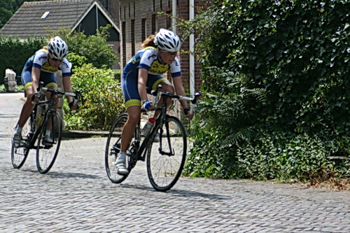 Daar gaan ze, de zussen De Jong! Kracht, snelheid, souplesse, koersinzicht!