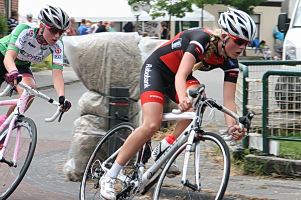 Nee, de zusjes De Jong waren niet als enigen in de koers.... Hier twee andere stijlvolle rensters, die het nakijken hadden....