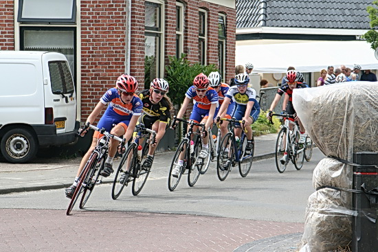 Andere junioren/nieuwelingen tijdens de 40-km-wedstrijd. Ze weten dat ze het onderspit delven, maar blijven gaan voor een goed resultaat!