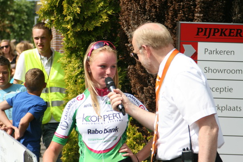 Kijk, Hofman en Hofman in gesprek met elkaar.... Speaker Hofman, wat een woordkunstenaar! en nummer 3 Merel Hofman uit Bleiswijk, die sterke laatste rondjes reed.