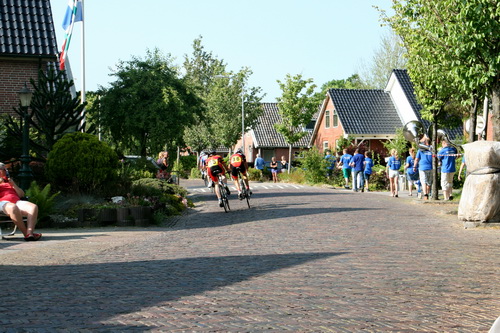 De Blaauwbloezen blazen de aftocht, de wielrenners werken zich in het zweet, het publiek (dat niet met vakantie is of voor het Tv-scherm hangt) geniet, in het zonnetje of in de schaduw....