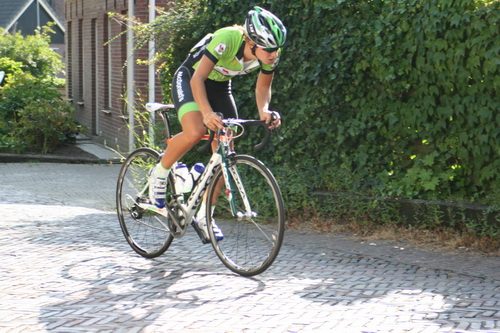Niels Potze heeft de mannenstrijd in zijn voordeel beslist, Hartthijs de Vries (Kollum) werd een goede tweede, Jelle Wolsink nummer 3. En de dames zijn met inrijden begonnen... Is dit de winnares van vorig jaar? Janneke Ensing?
