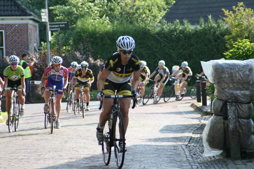 Daniëlle Lissenberg, viervoudig Rondewinnaar, laat er geen twijfel over bestaan dat ze er deze middag nog eens voor wil gaan! Ivana Tiessens, links, volgt sterk. Het voordeel van de eerste startlijn....