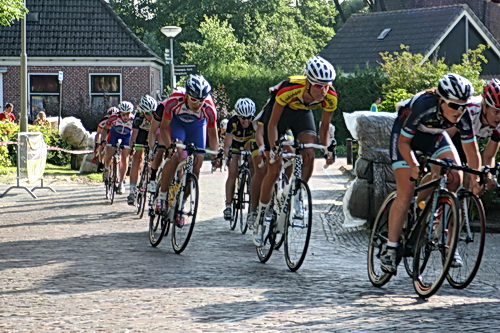 Het spel is op de wagen, de strijd is ontbrand! Drie snelle koplopers zijn weg, o.a. Daniëlle Lissenberg. Hier de achtervolgende groep met o.a. de krachtige Australische Sarah Roy (geel-rood tricot)