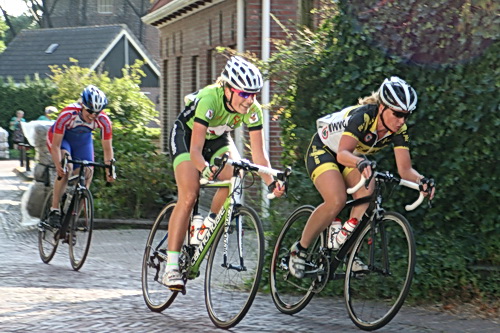 Hier de drie koplopers met de leidende Daniëlle Lissenberg en Ivana Tiessens (Zuidhorn) daar vlak achter. Nummer 3? Naam vergeten.... (Shame on you, JB!)