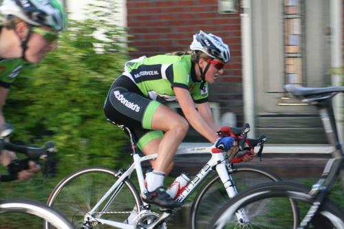 Ieder een eigen stijl! Klein, groot, ouder, jong.... Kleurrijk shirt, prachtige racekarretjes, helm op!
